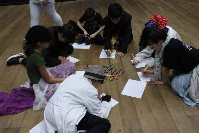 Crianças de 8 a 11 anos podem participar da oficina que une teatro e música