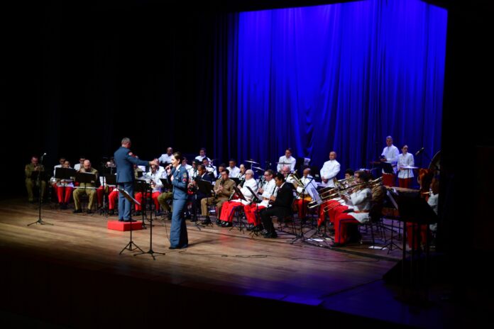 Banda Bombeiros no Continente Shopping