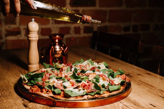 Um dos novos sabores no cardápio, Parma Supreme, com pétalas de alcachofra e tapenade de azeitonas pretas __ foto Jeferson Baldo