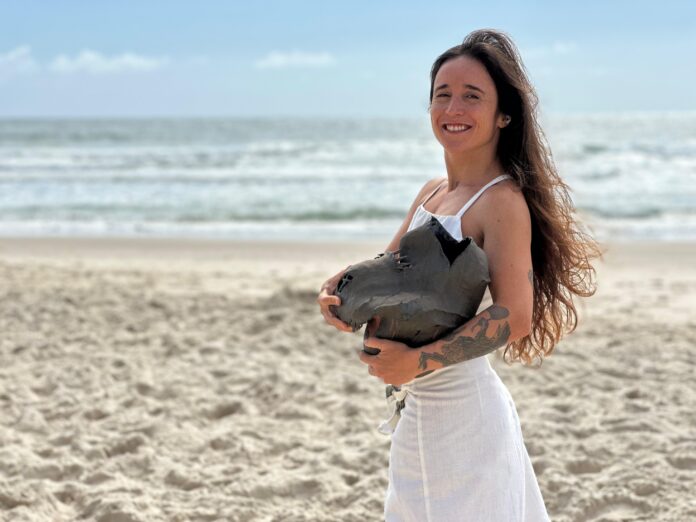 Camila Martins abre a primeira exposição individual da carreira na Fundação Cultural BADESC. crédito Anele Trentin