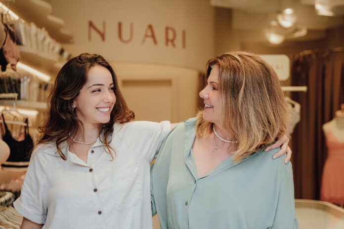 Ana Raquel Rabelo e Déa Rabelo proprietárias da Nuari no MULTI Open Shopping. Crédito Divulgação