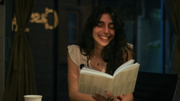 Laura Nomar se prepara para o lançamento do primeiro livro. Crédito Olivia Lago