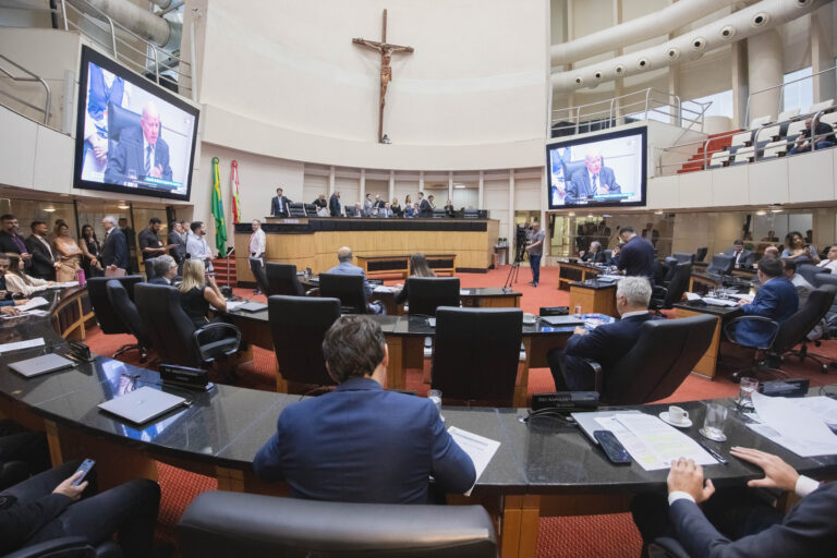 CRECI-SC alerta que consumidor pode pagar mais por taxas dos cartórios após aprovação de lei