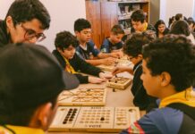 Biblioteca recebe oficinas de jogos africanos adaptados para pessoas com deficiência visual